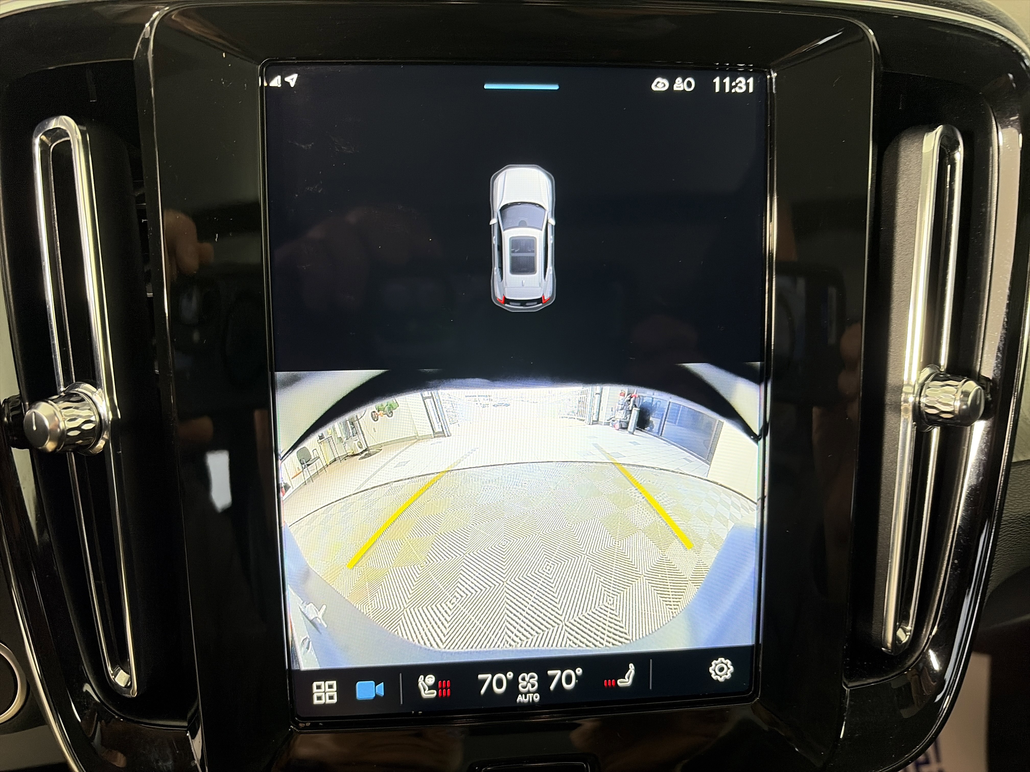 Used 2025 Volvo XC40 B5 Core image 25