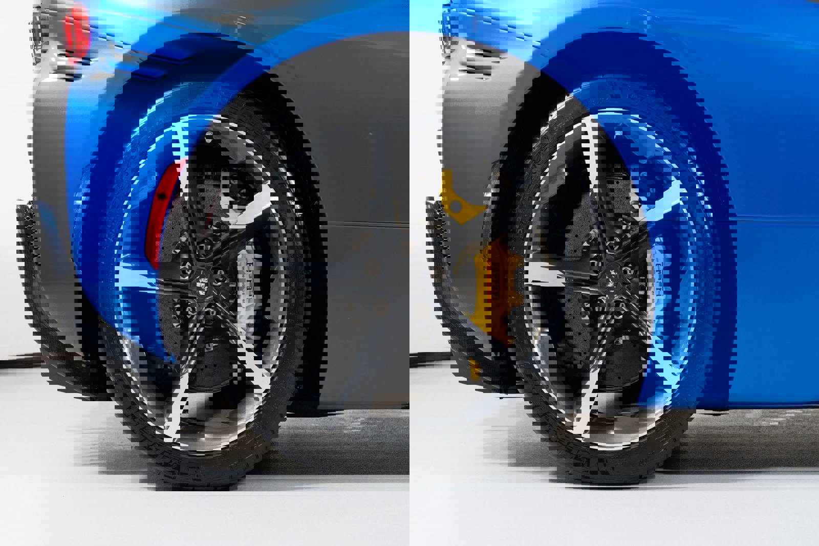 Used 2022 Ferrari SF90 Spider image 23