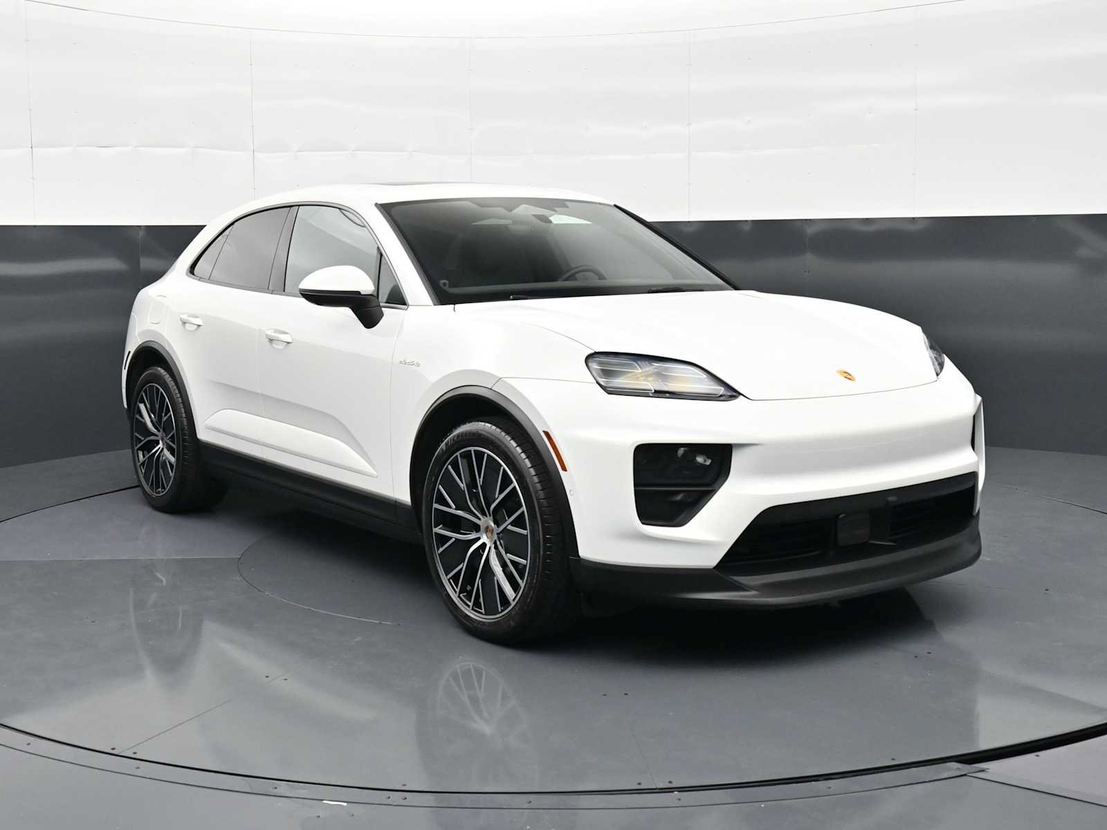 Certified 2025 Porsche Macan Electric RWD image 28