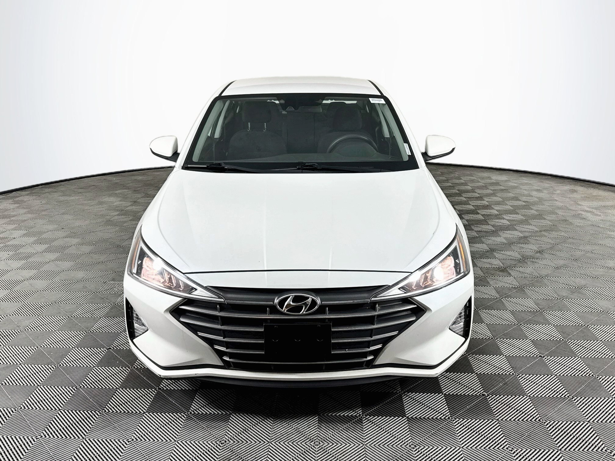 Used 2020 Hyundai Elantra SE w/ Cargo Package (C1) FWD image 2