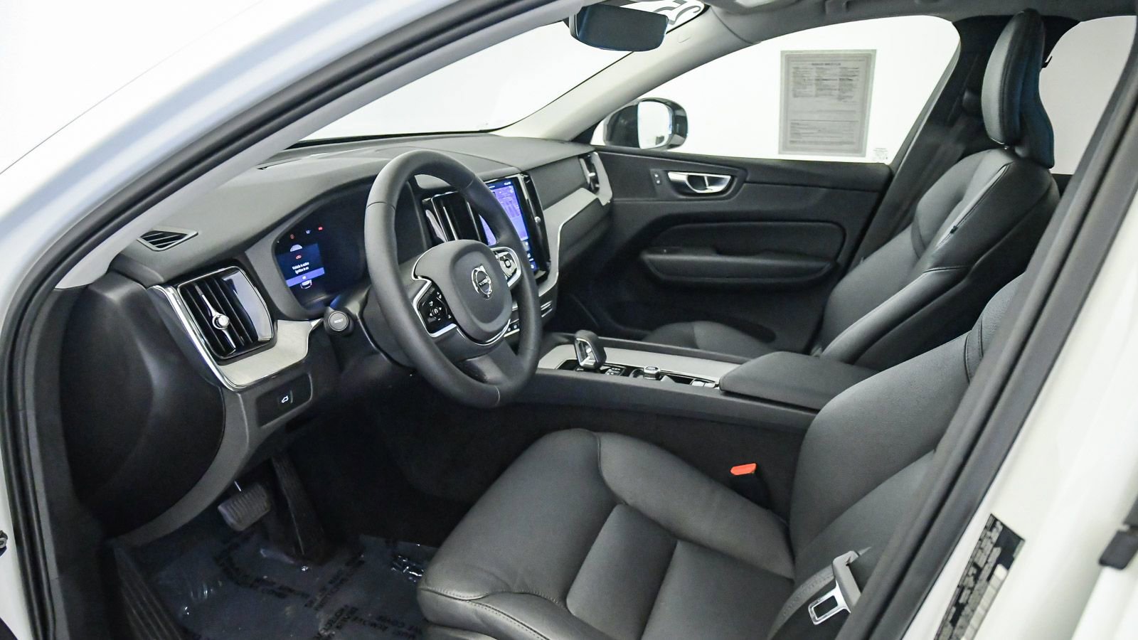 Certified 2025 Volvo XC60 B5 Plus AWD/4WD image 17