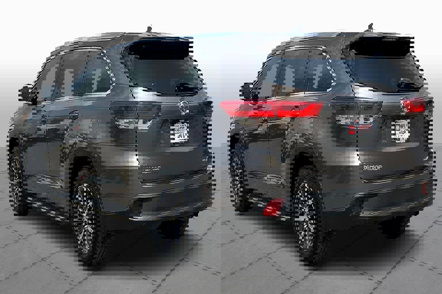 Used 2017 Toyota Highlander XLE image 11