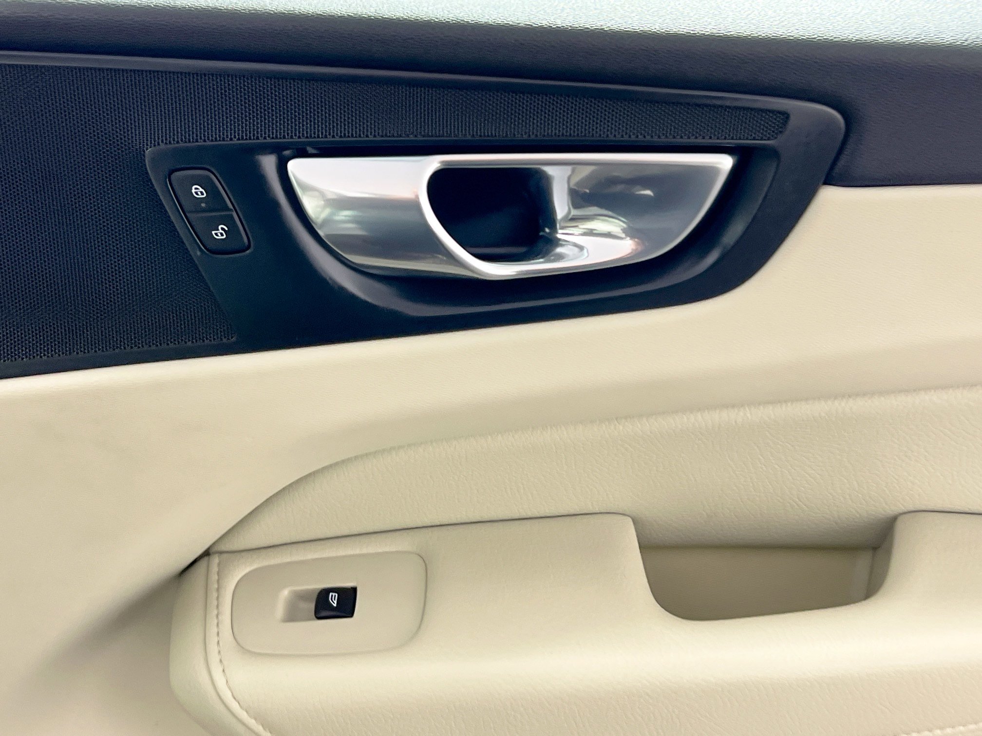 Used 2022 Volvo XC60 B5 Momentum image 32