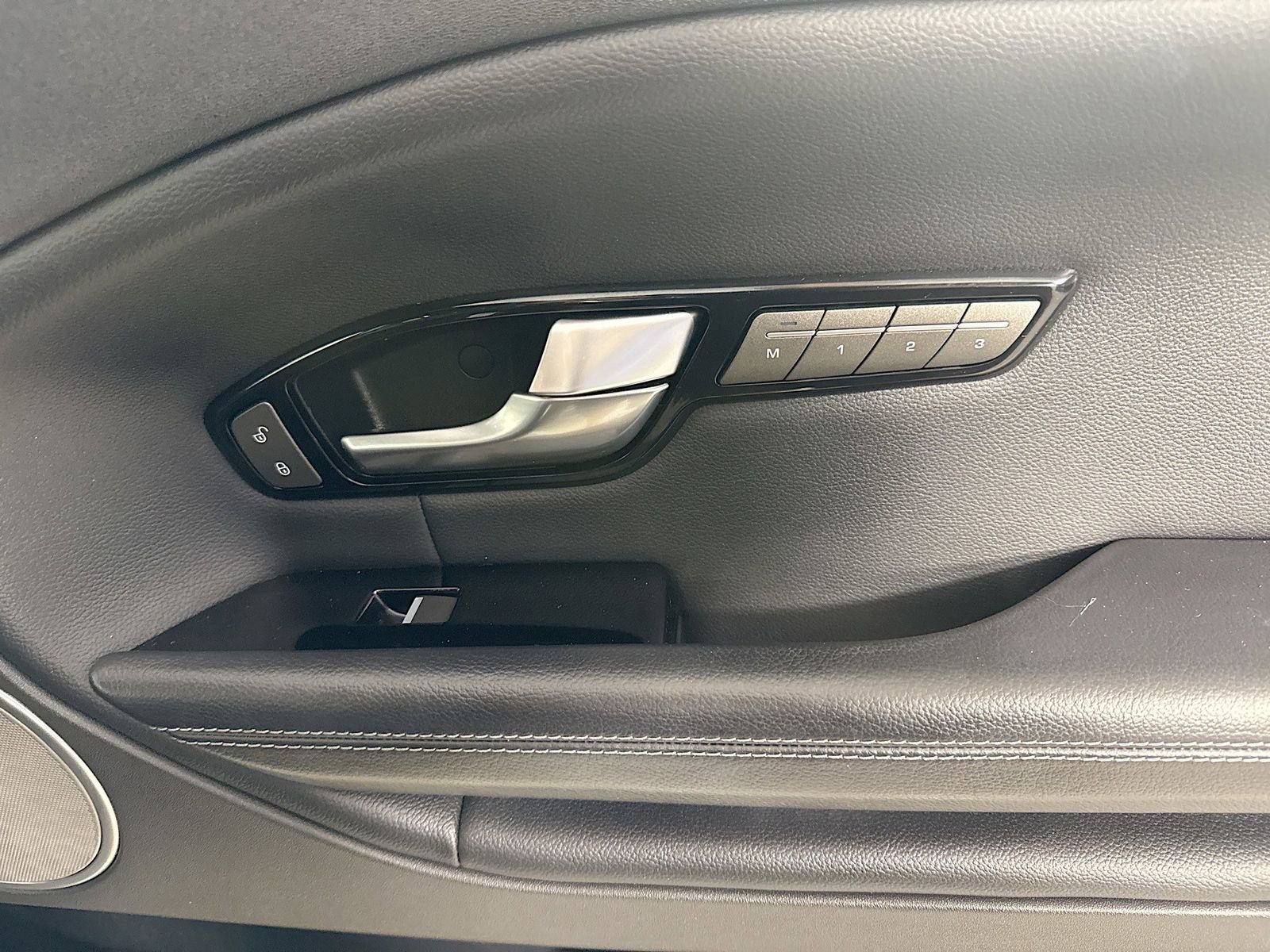 Used 2017 Land Rover Range Rover Evoque SE Premium image 27