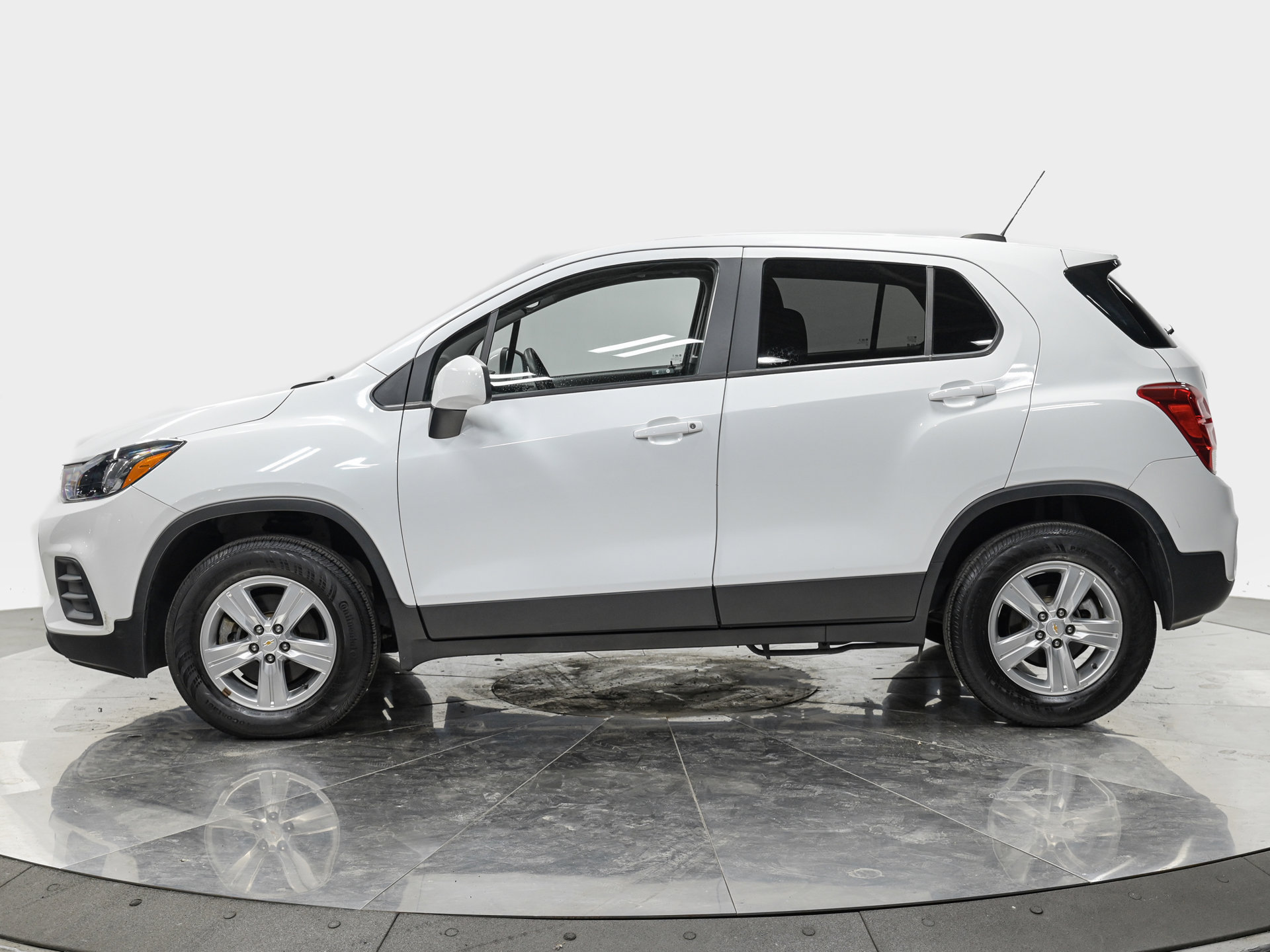 Used 2022 Chevrolet Trax LS w/ Tint and Cruise Package AWD/4WD image 2