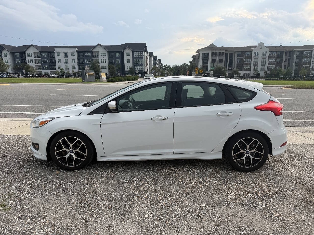 Used 2016 Ford Focus SE w/ SE Sport Package FWD image 2