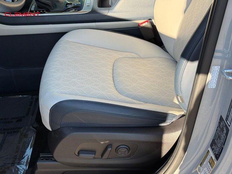 Used 2025 Kia Carnival EX image 22