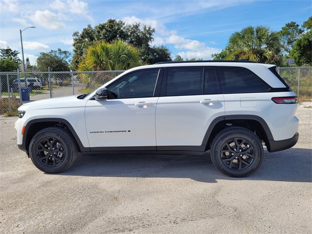 Used 2025 Jeep Grand Cherokee Altitude image 4
