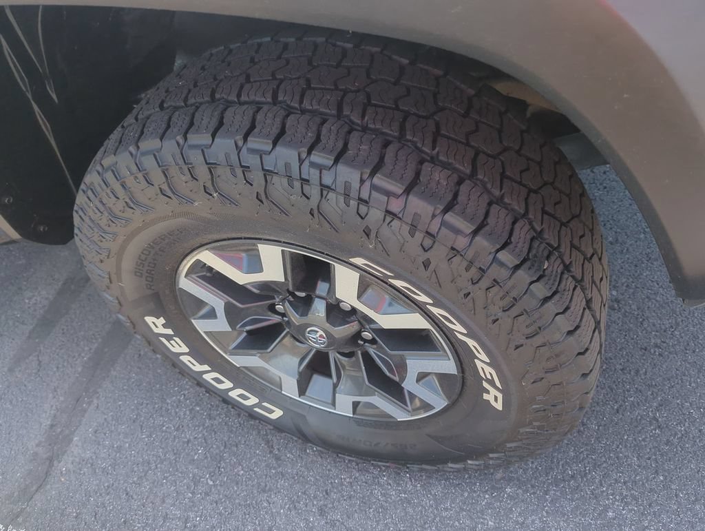 Used 2020 Toyota Tacoma TRD Off-Road AWD/4WD image 10