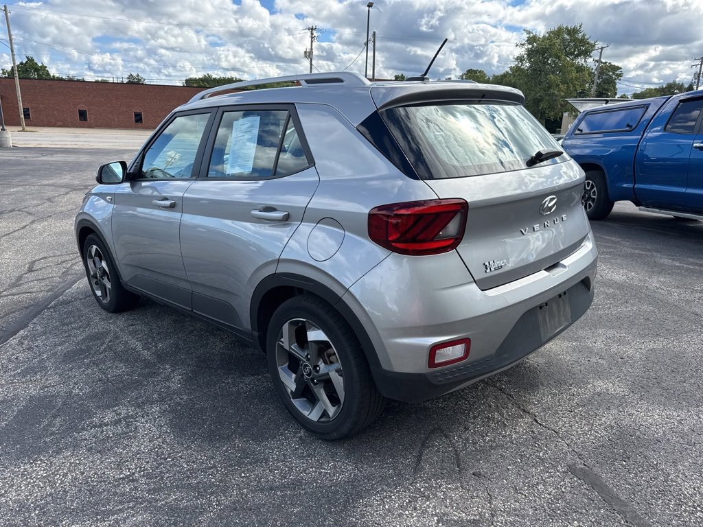 Used 2023 Hyundai Venue SEL image 5