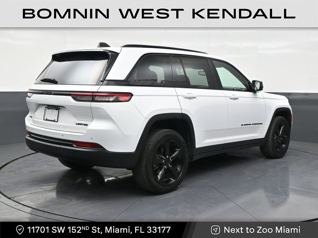 Used 2024 Jeep Grand Cherokee Limited w/ Black Appearance Package image 5