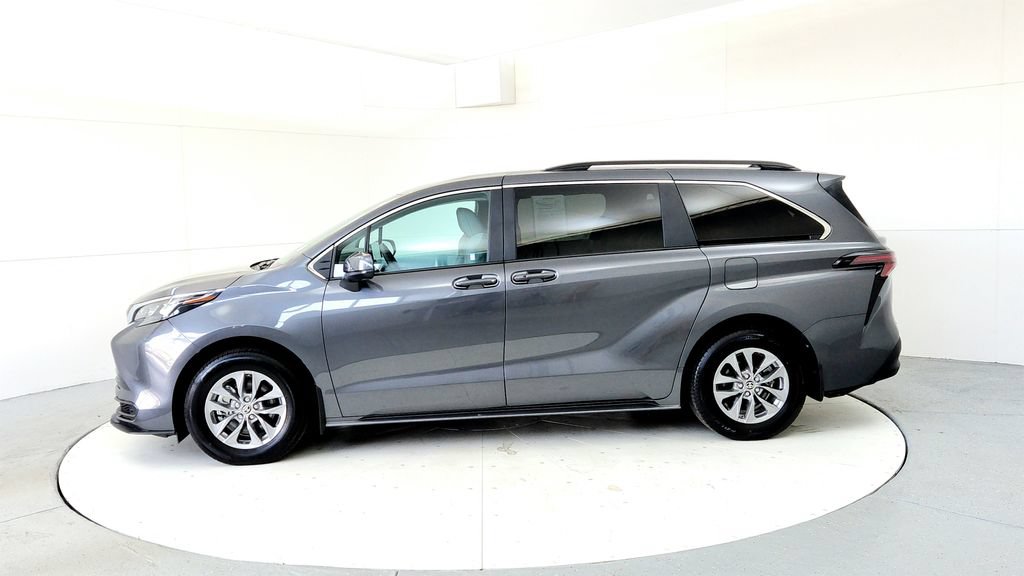 Certified 2025 Toyota Sienna LE AWD/4WD image 3