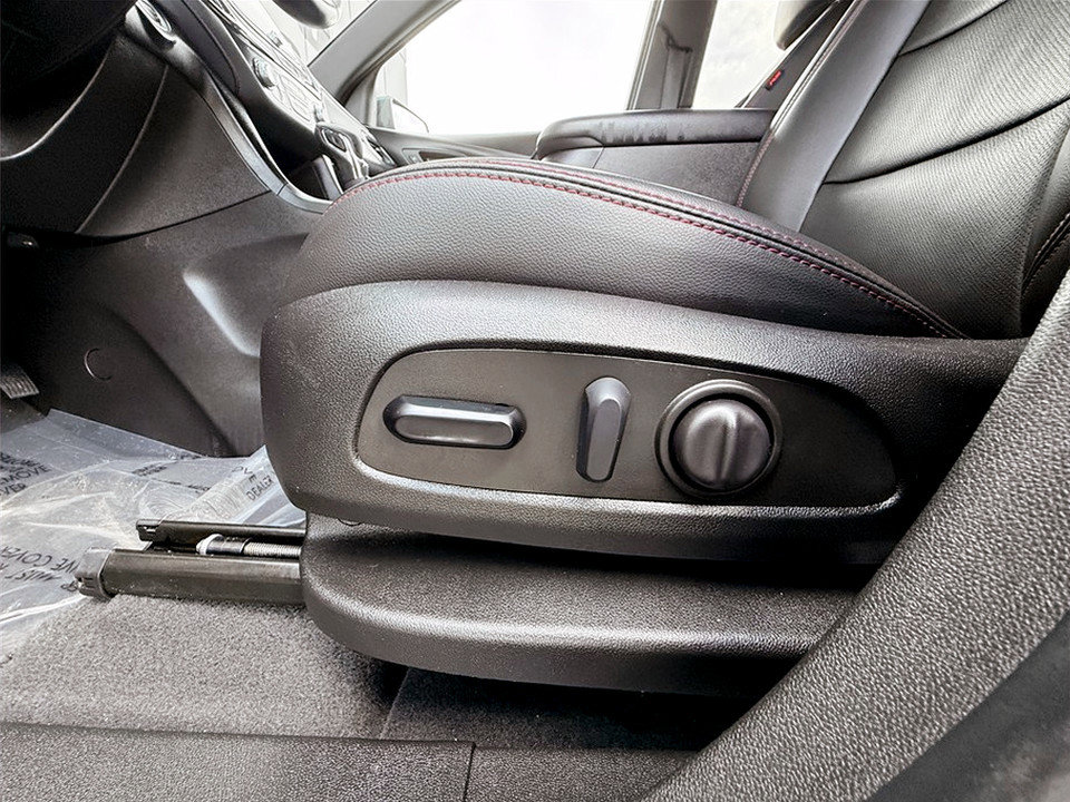 Used 2022 Chevrolet Equinox RS w/ RS Leather Package image 15