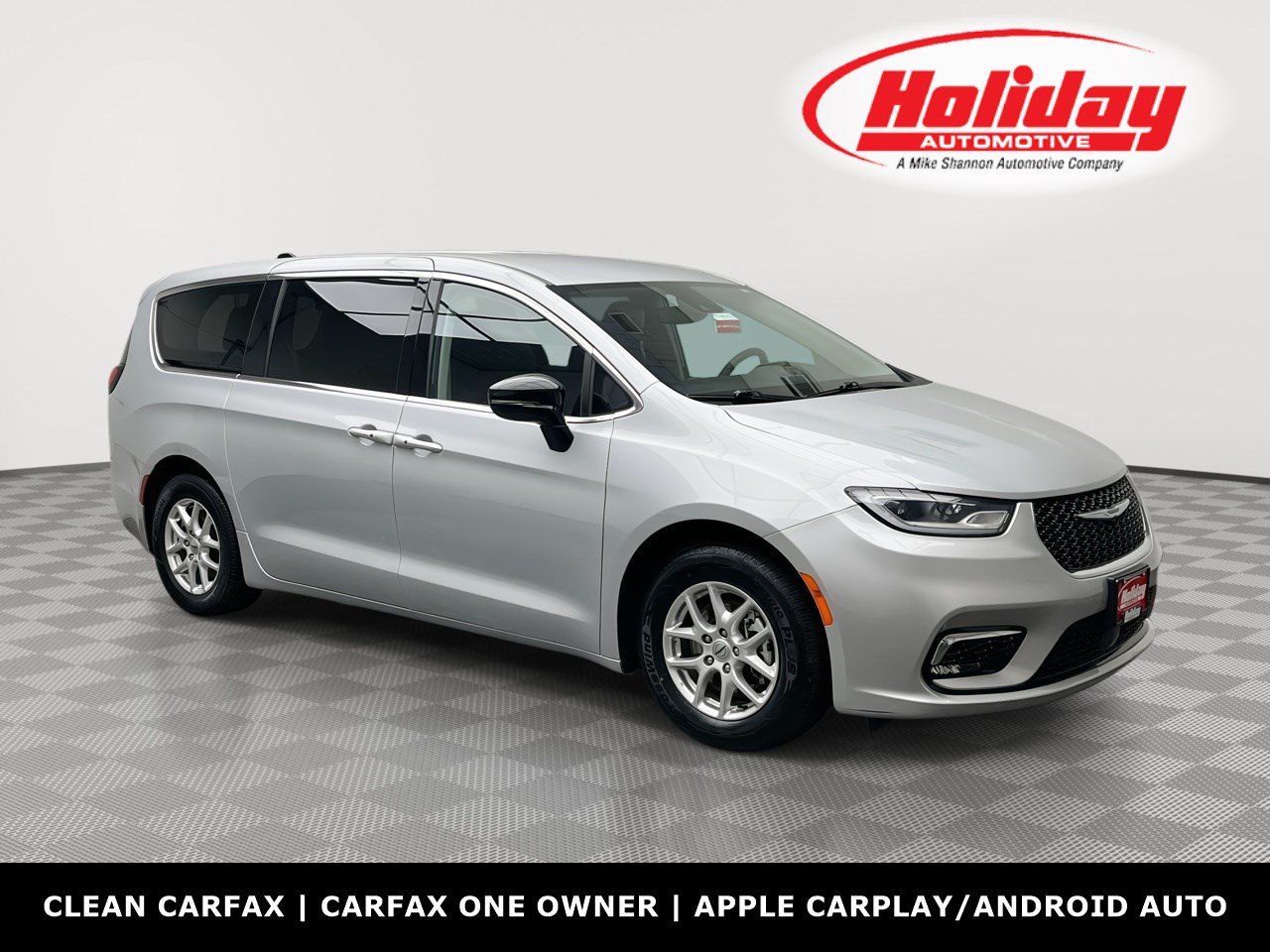 Used 2024 Chrysler Pacifica Touring-L FWD image 1