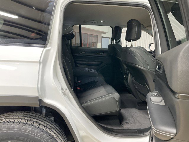 Used 2024 Jeep Grand Cherokee Laredo image 27