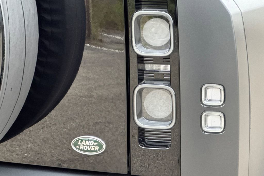 Used 2023 Land Rover Defender 90 V8 image 35