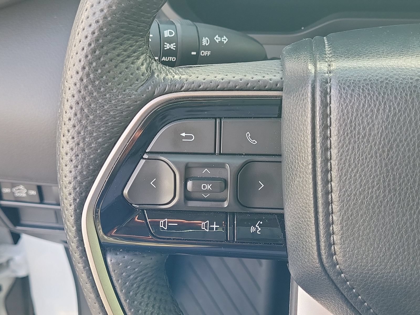 Used 2024 Toyota Tundra Limited w/ Power Package RWD image 18