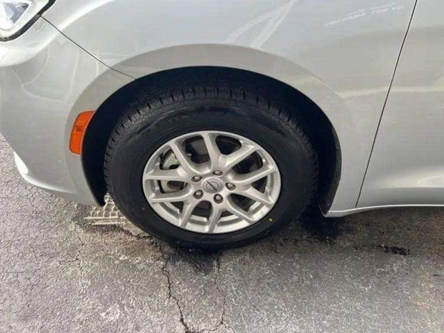 Used 2023 Chrysler Pacifica Touring-L image 16