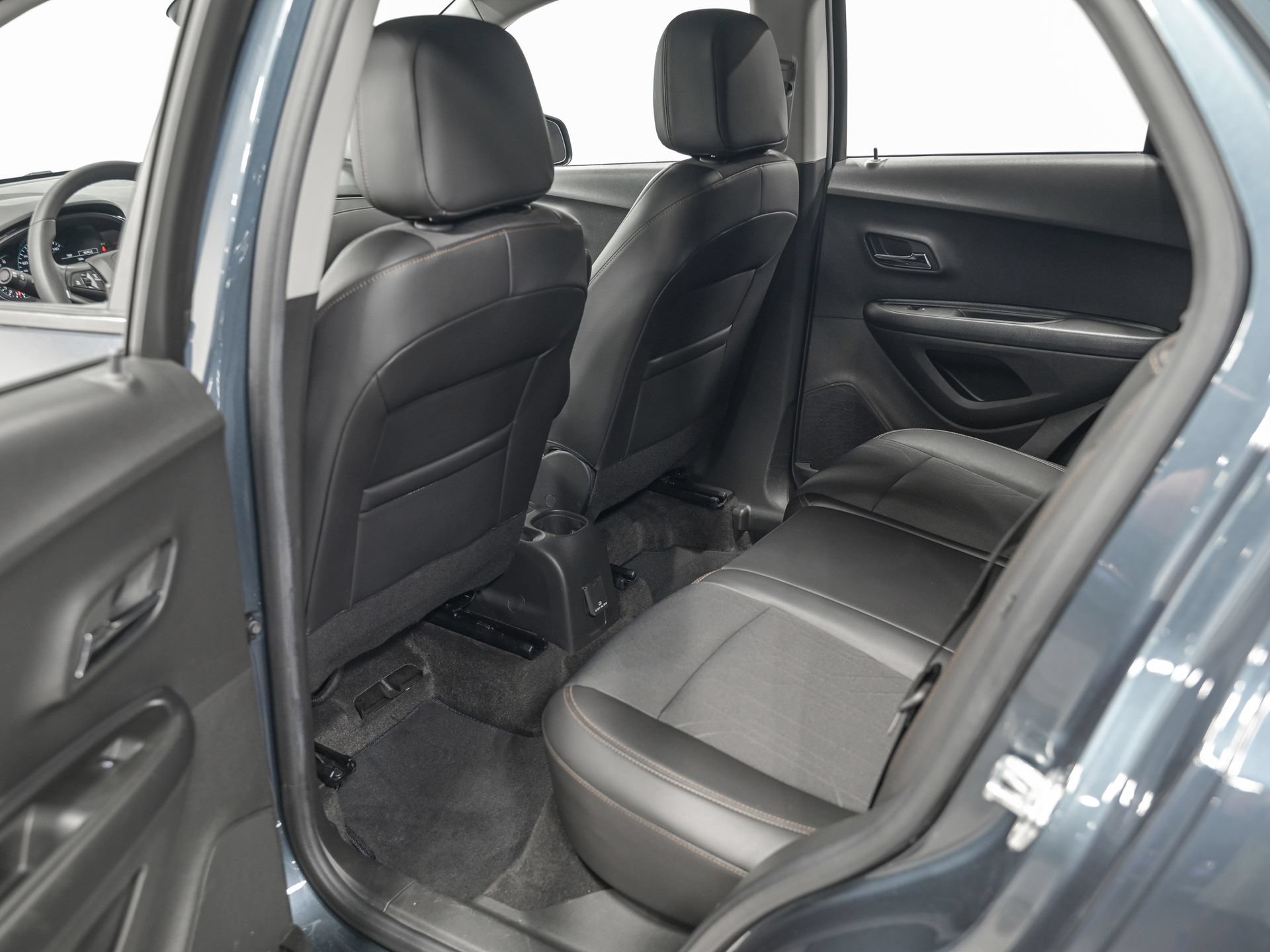 Used 2022 Chevrolet Trax LT w/ LT Convenience Package AWD/4WD image 29