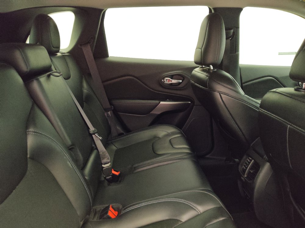 Used 2019 Jeep Cherokee Latitude Plus FWD image 19