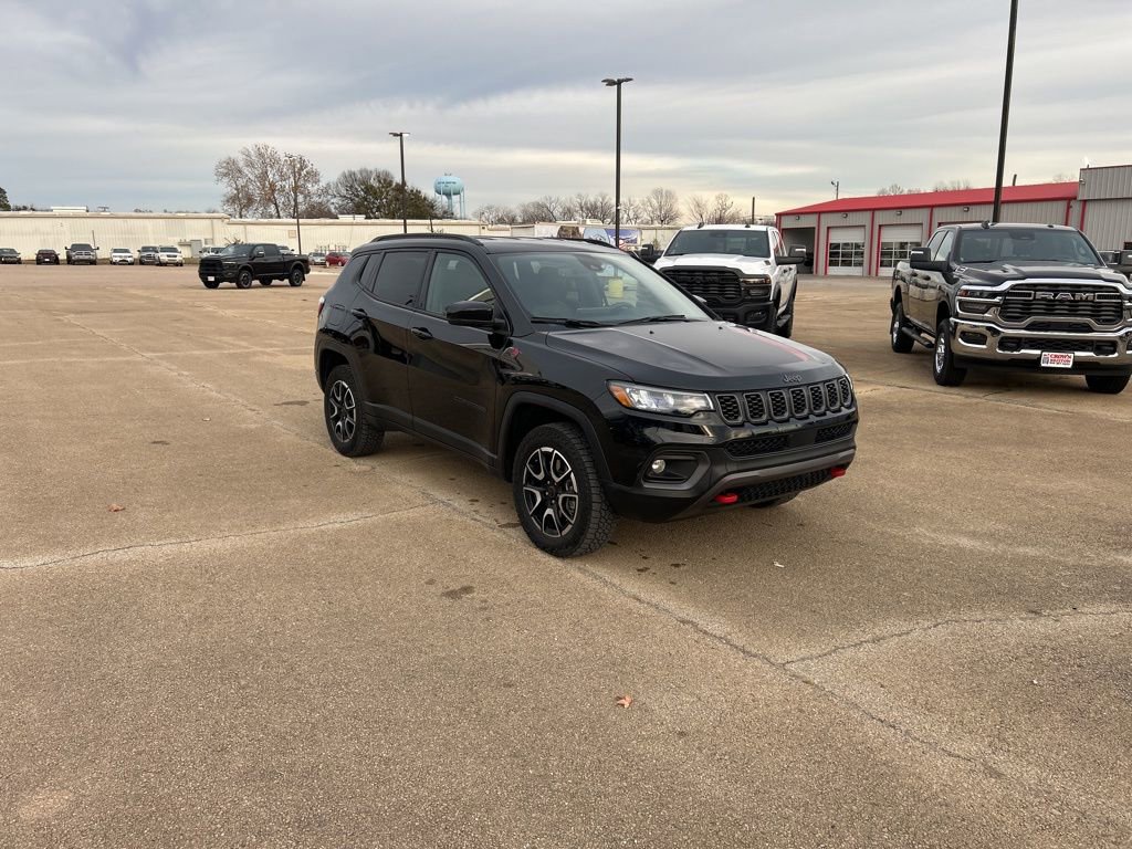 Used 2025 Jeep Compass Trailhawk image 7