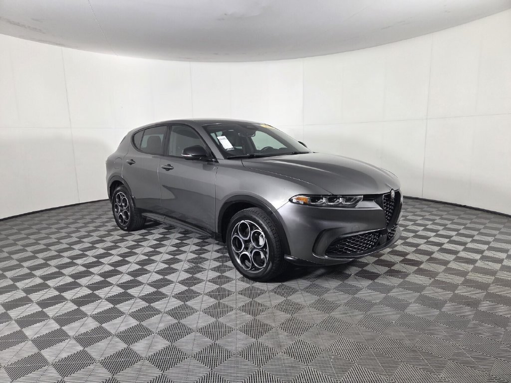 Used 2025 Alfa Romeo Tonale w/ Premium Package AWD/4WD image 3