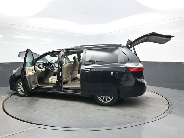 Used 2018 Toyota Sienna XLE AWD/4WD image 35