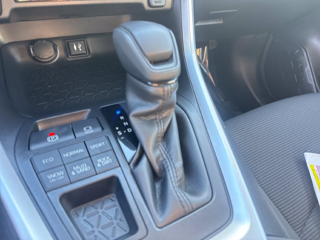 Used 2019 Toyota RAV4 LE w/ All Weather Liner Package AWD/4WD image 29