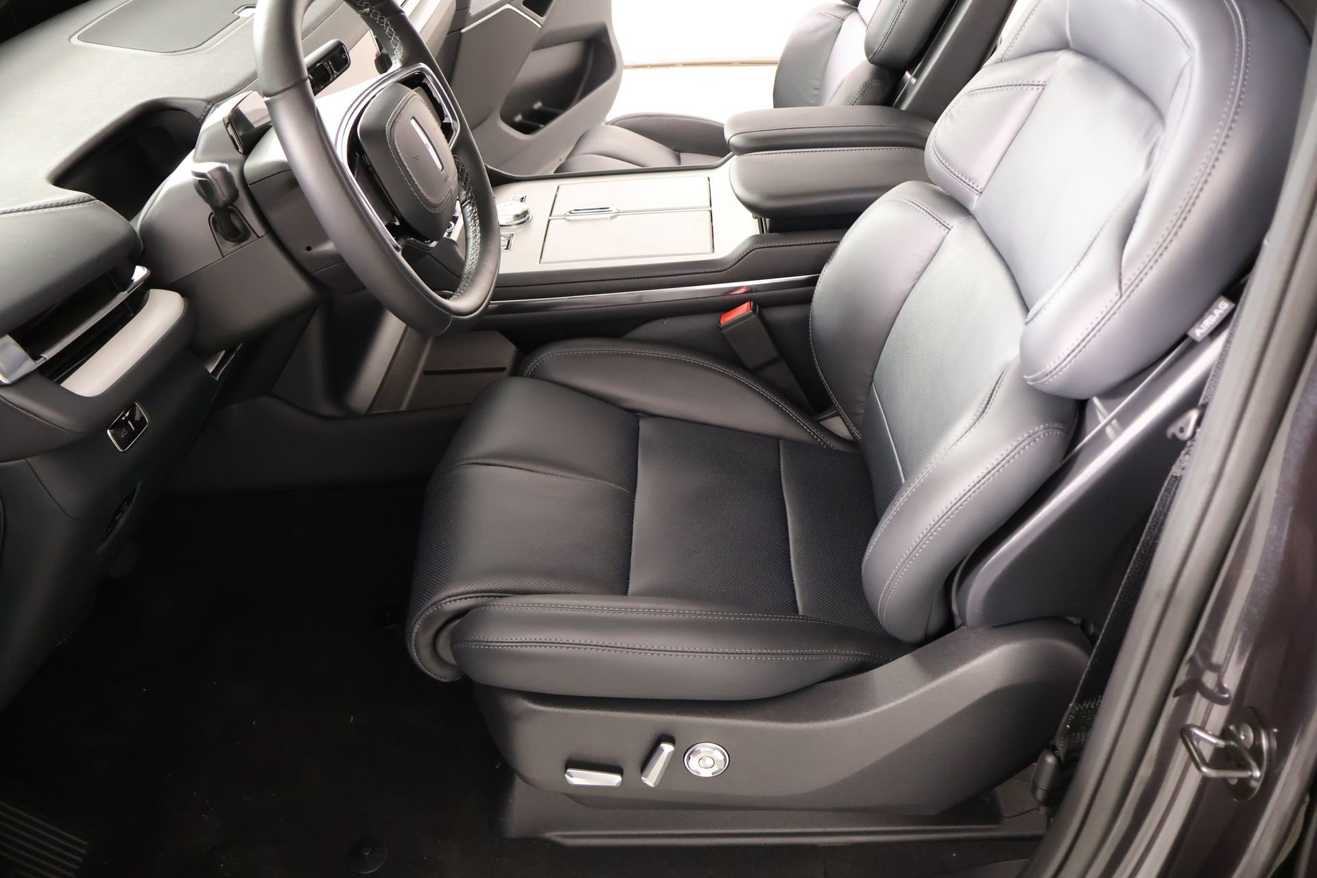 New 2026 Lincoln Navigator Reserve w/ Jet Appearance Package AWD/4WD image 11