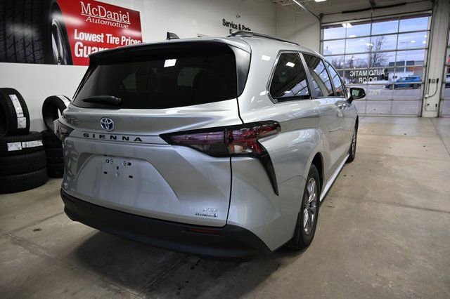 Used 2023 Toyota Sienna XLE w/ XLE Plus Package image 6