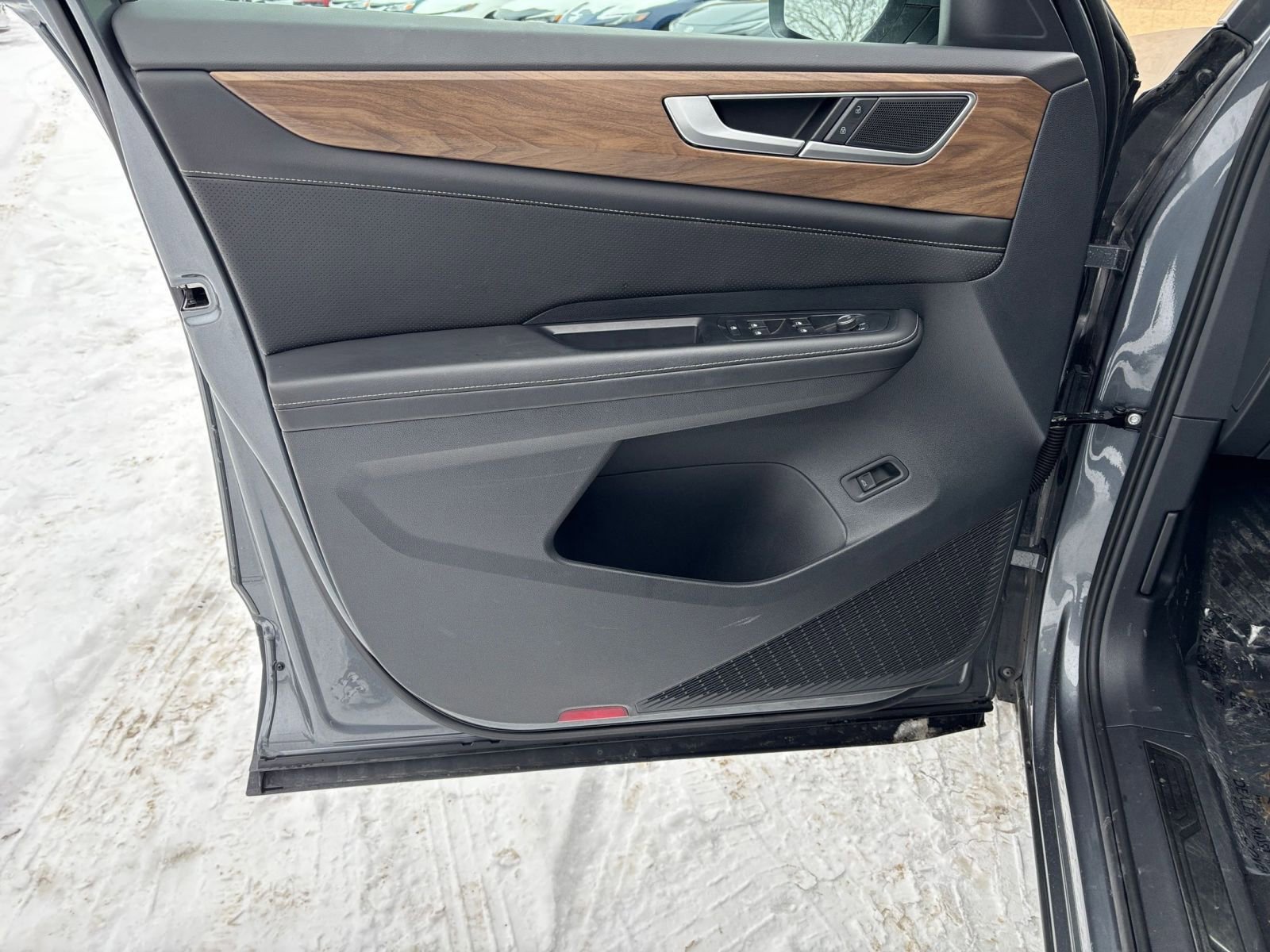 Used 2025 Volkswagen Atlas SE image 20