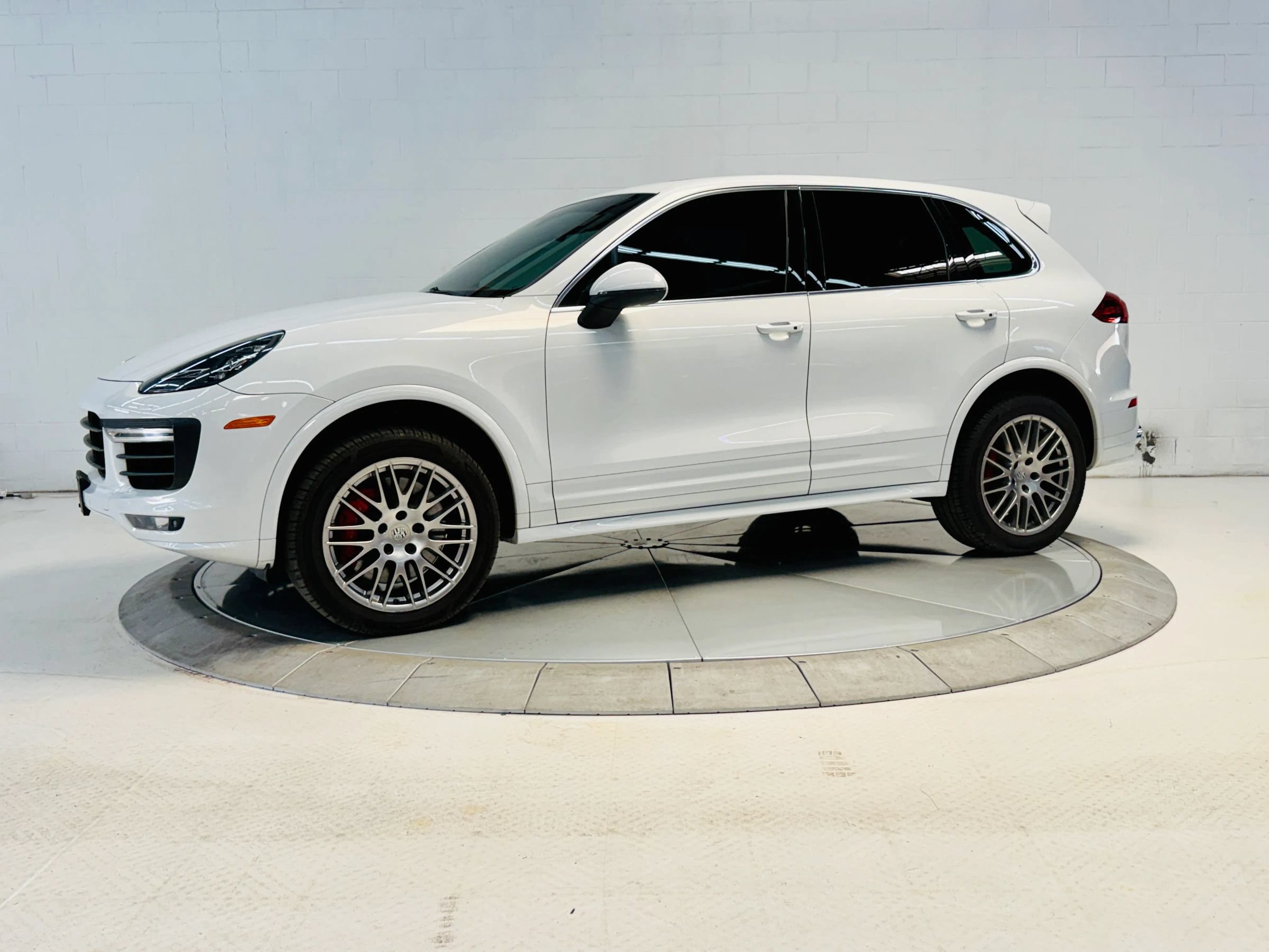 Used 2016 Porsche Cayenne AWD/4WD image 34