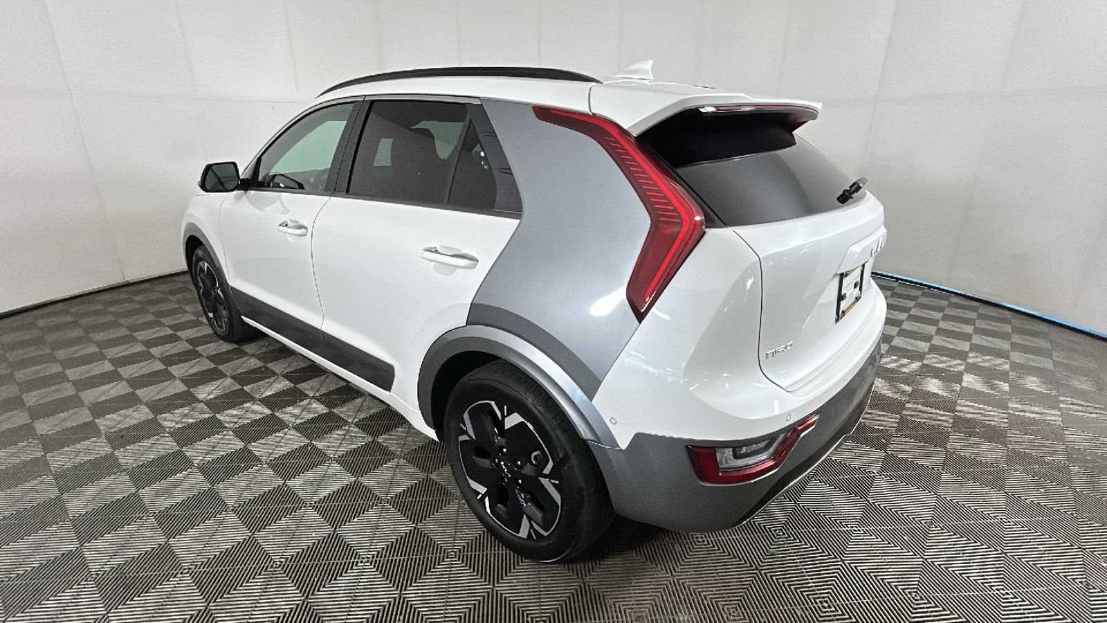 Used 2024 Kia Niro Wave w/ Wave Preserve Package FWD image 5