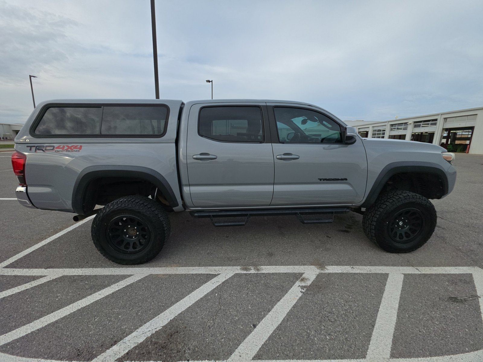 Used 2018 Toyota Tacoma TRD Off-Road AWD/4WD image 8