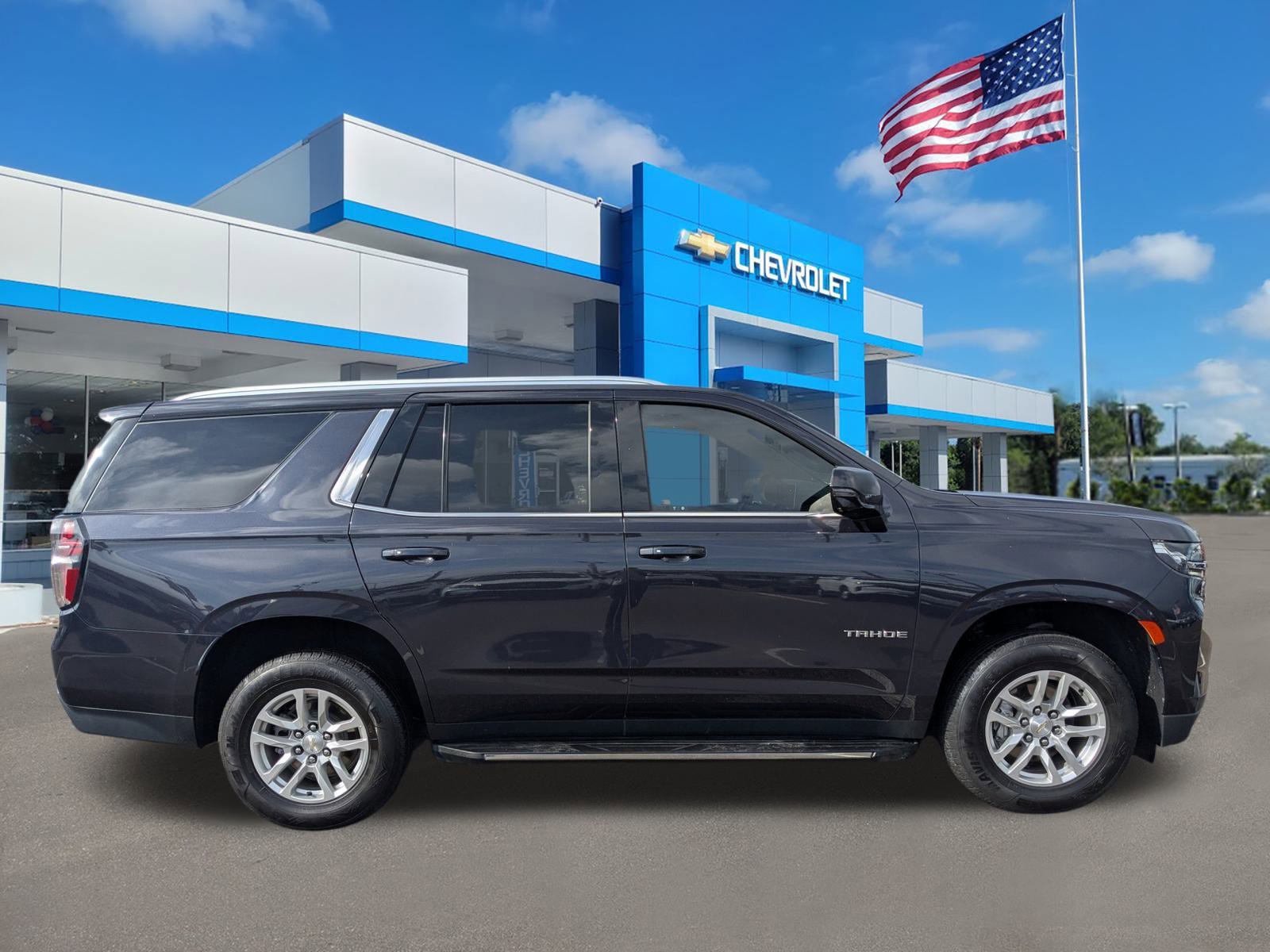 Used 2022 Chevrolet Tahoe LT w/ Luxury Package image 3