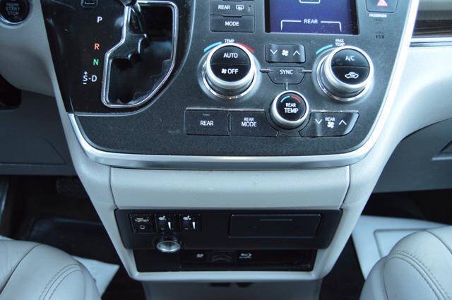 Used 2015 Toyota Sienna XLE Premium AWD/4WD image 27