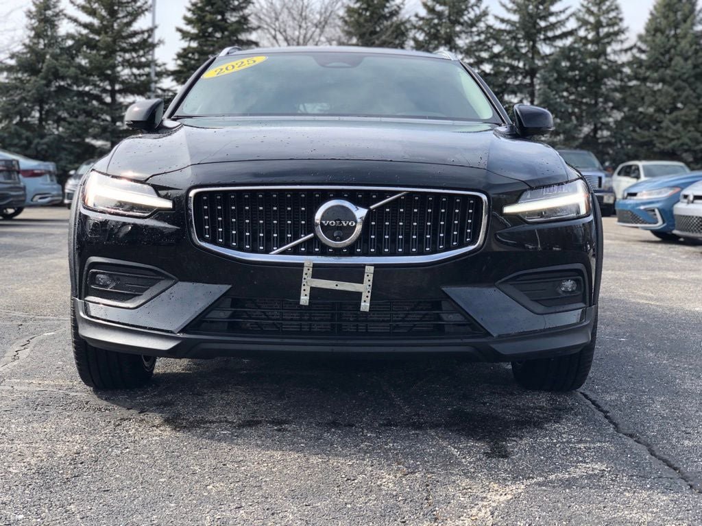 Used 2025 Volvo V60 B5 Cross Country Plus image 2