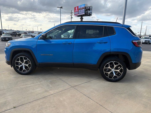 Used 2024 Jeep Compass Latitude AWD/4WD image 7
