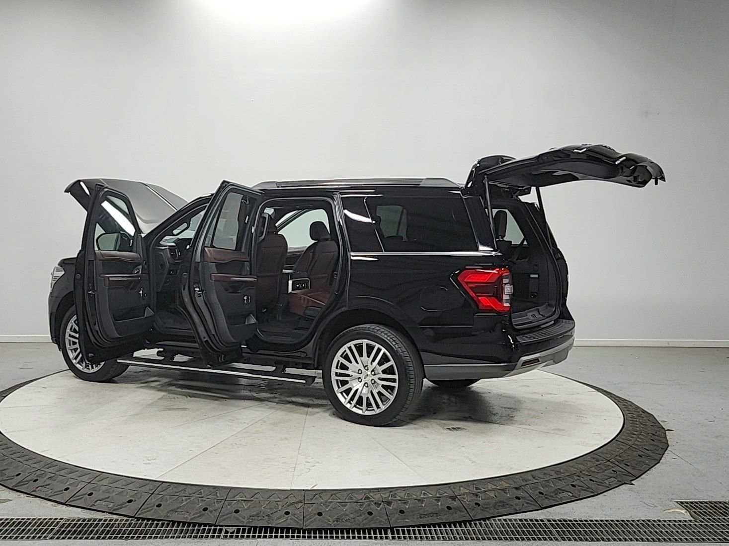 Used 2024 Ford Expedition Limited image 13