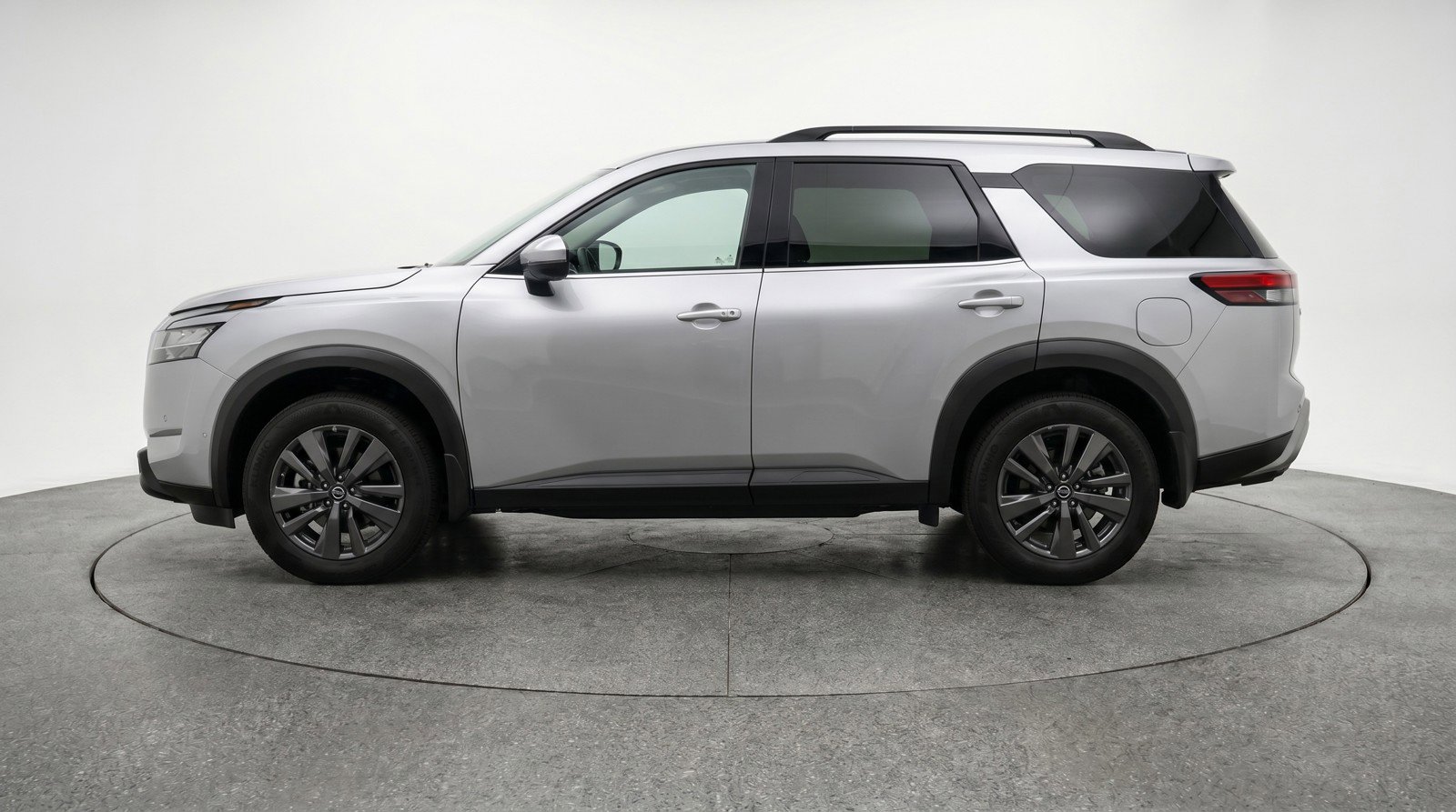 Used 2025 Nissan Pathfinder SV FWD image 5