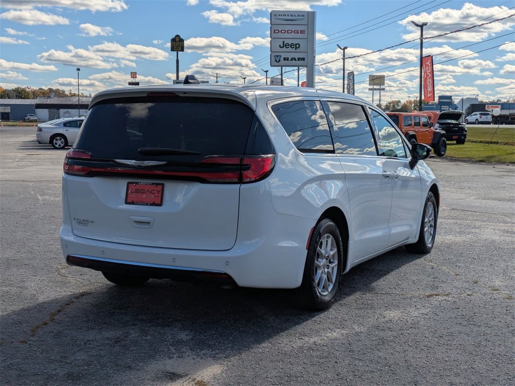 Used 2024 Chrysler Pacifica Touring-L image 8