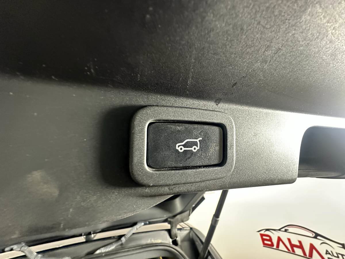 Used 2020 Land Rover Range Rover Sport SVR image 20