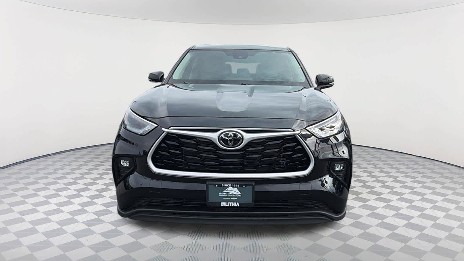 Used 2025 Toyota Highlander LE FWD image 2