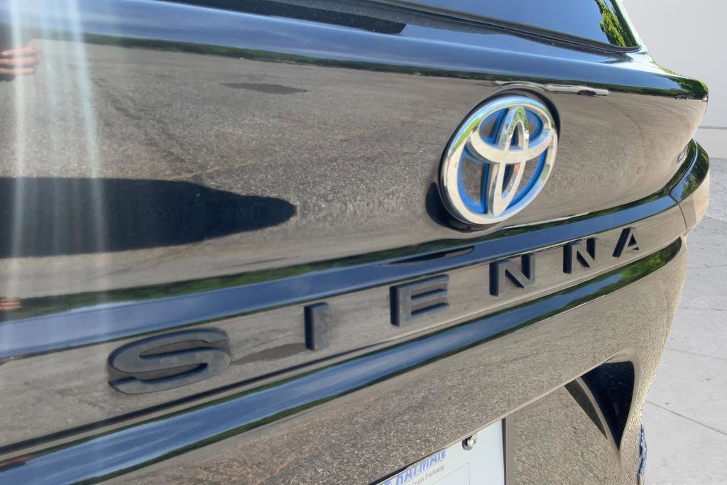 Used 2022 Toyota Sienna XLE FWD image 25