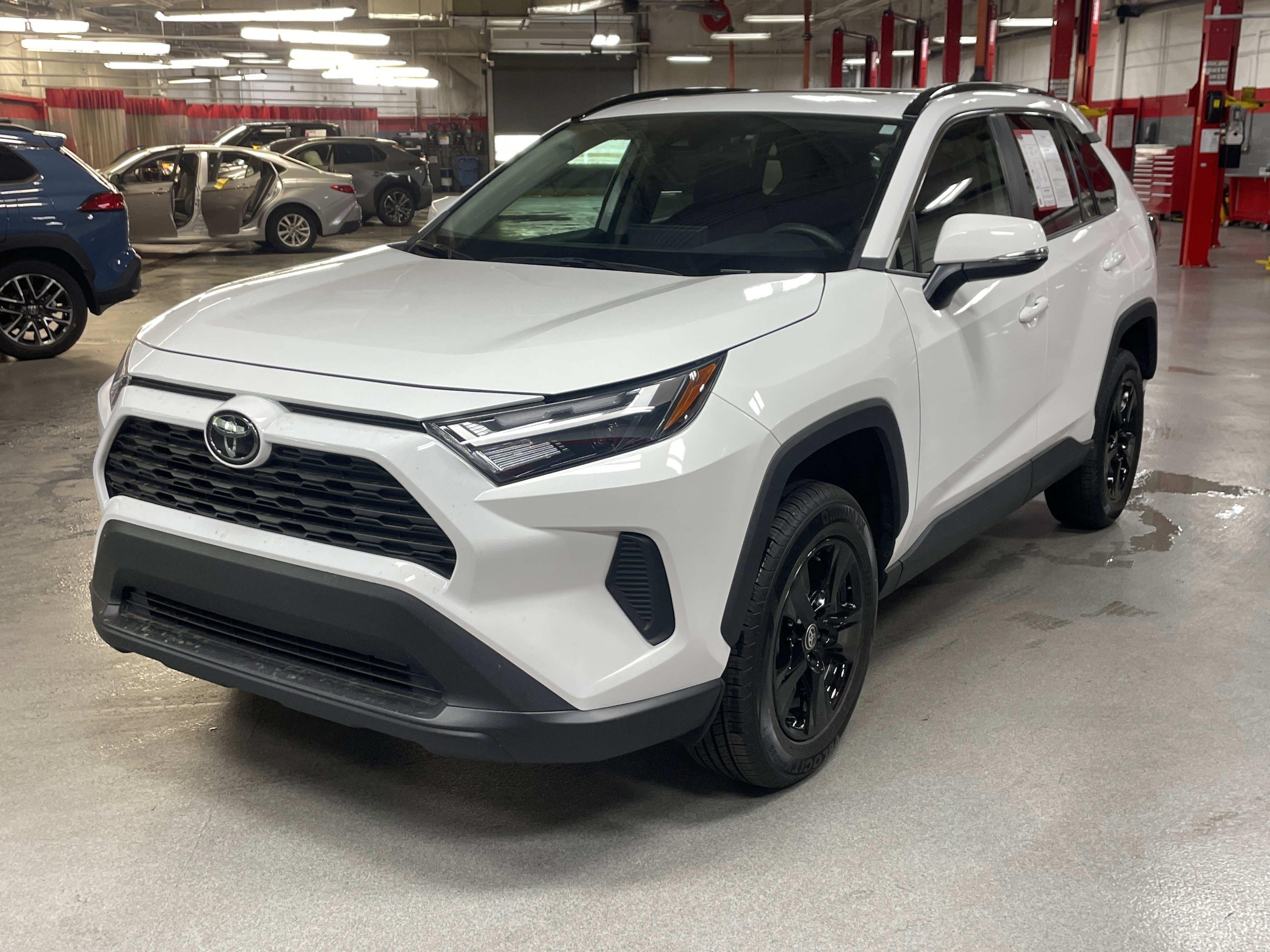 Used 2023 Toyota RAV4 XLE w/ Convenience Package FWD image 5