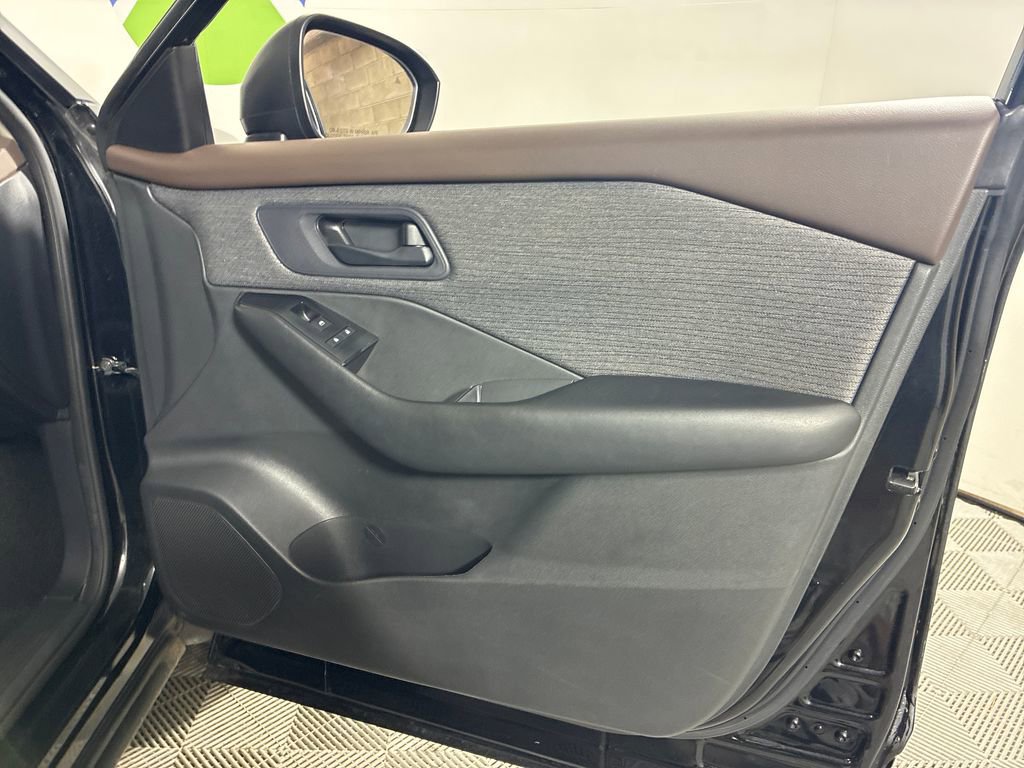Used 2023 Nissan Rogue S AWD/4WD image 32