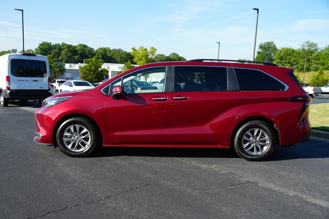 Used 2023 Toyota Sienna XLE FWD image 4