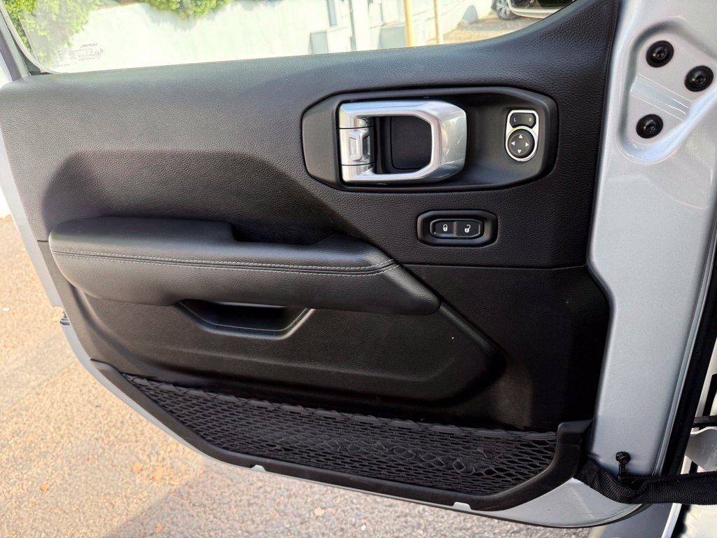 Used 2023 Jeep Wrangler Unlimited Sahara AWD/4WD image 19