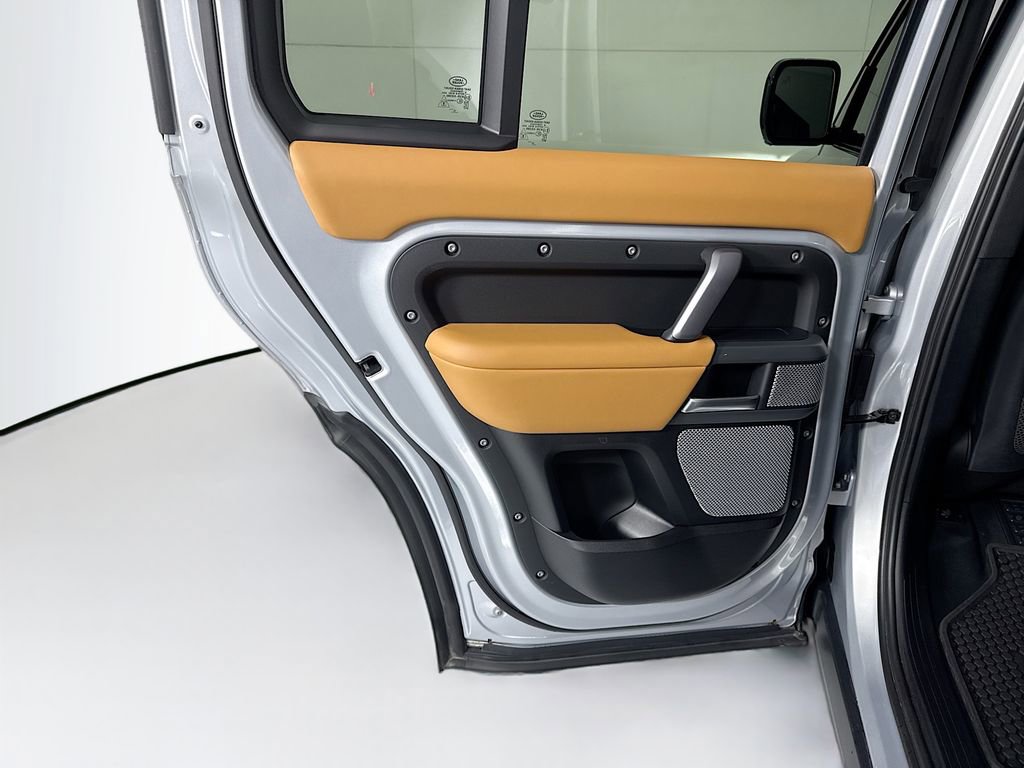 Used 2024 Land Rover Defender 130 X-Dynamic SE image 27