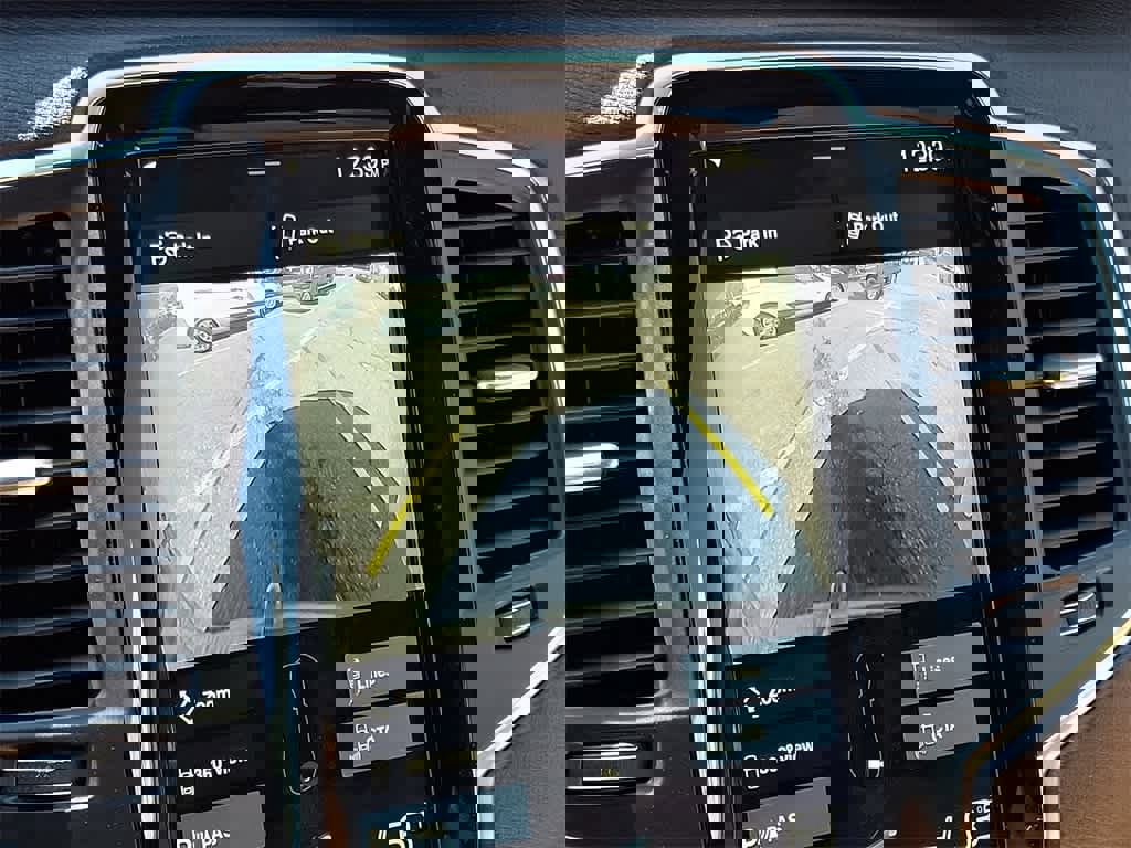 Used 2018 Volvo XC90 T6 Momentum w/ Convenience Package image 16